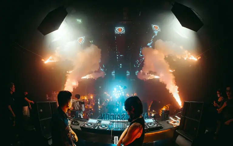 Nhìn từ bốt DJ APLUS SAIGON ra sàn nhảy với hai cột khói CO2