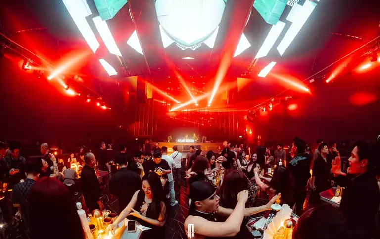 Khu bàn khách và bốt DJ APLUS SAIGON dưới dàn đèn đỏ